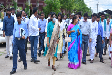 Dr.N.Vijaya Lakshmi Joint Secretary Marketing, Department of Agriculture and MD SFAC visited Nizamabad Mandi of Telangana on 01July 2022 - 4/4
